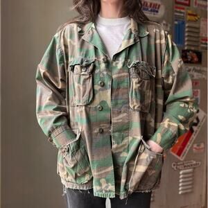 Vintage 70s Army Woodland Camo Jacket | Ripstop Cotton Military Shirt | Size M–L